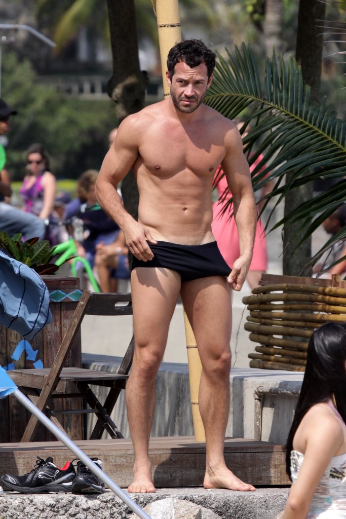 Malvino Salvador correndo de sunga na praia - Foto 1