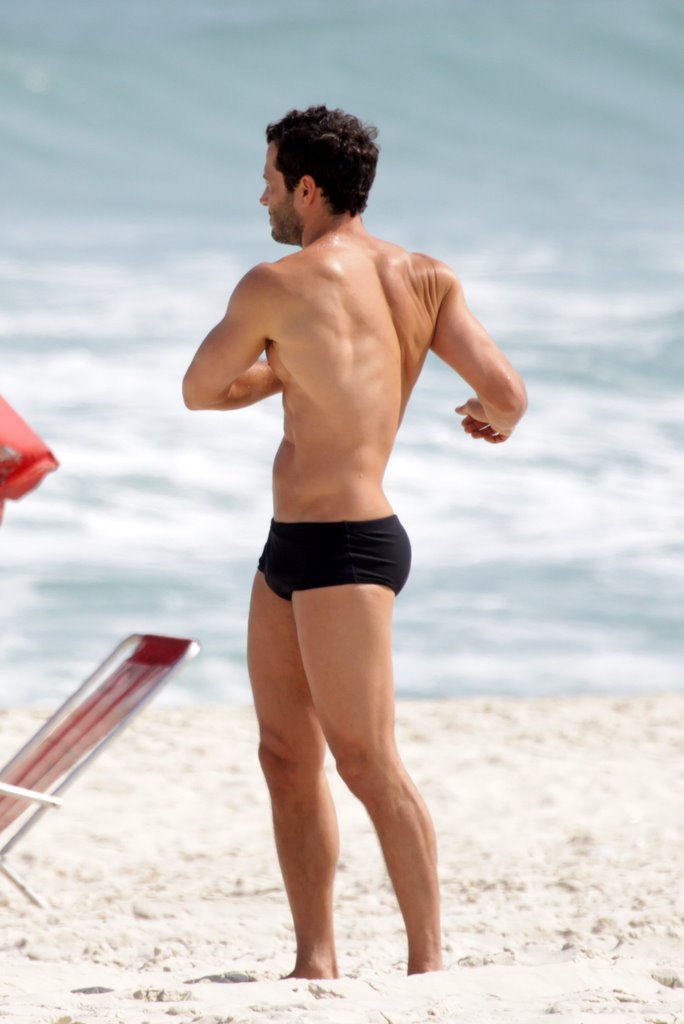 Malvino Salvador correndo de sunga na praia - Foto 11