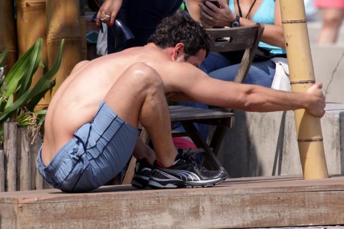 Malvino Salvador correndo de sunga na praia - Foto 12