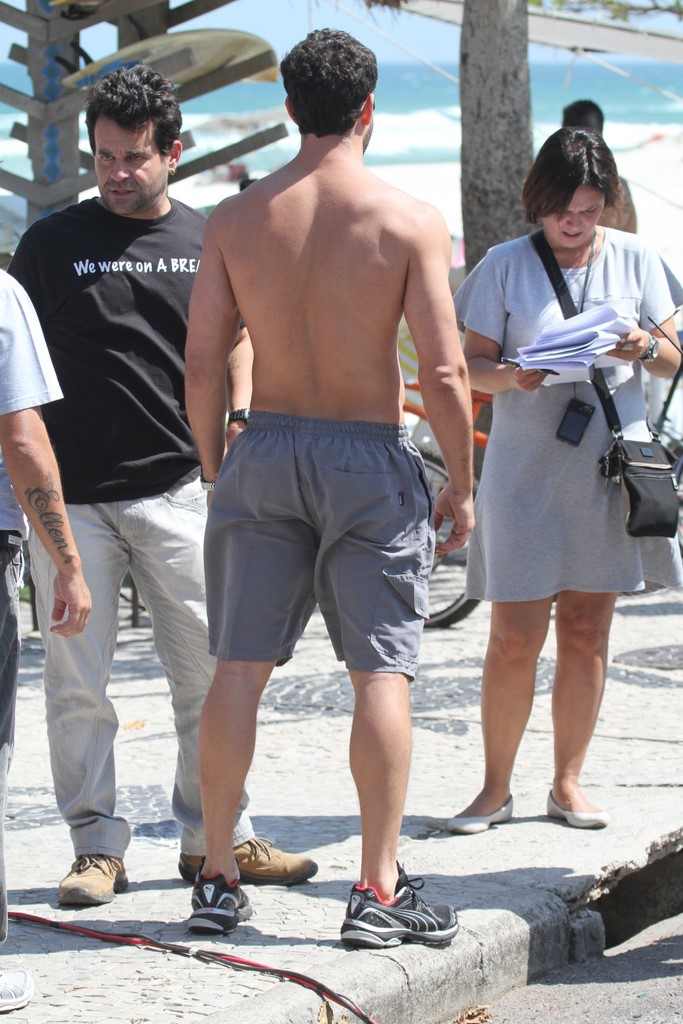 Malvino Salvador correndo de sunga na praia - Foto 15