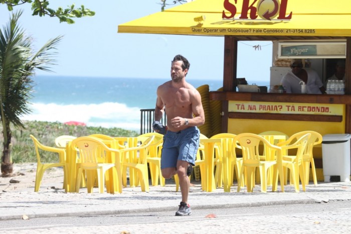 Malvino Salvador correndo de sunga na praia - Foto 16