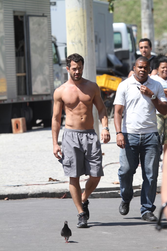 Malvino Salvador correndo de sunga na praia - Foto 17