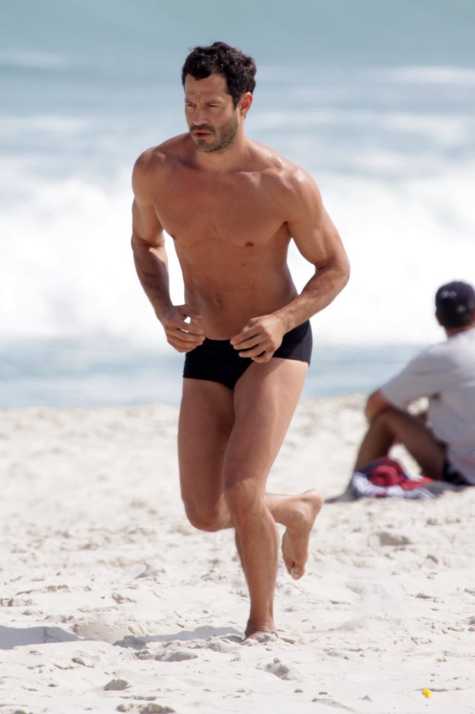 Malvino Salvador correndo de sunga na praia - Foto 2