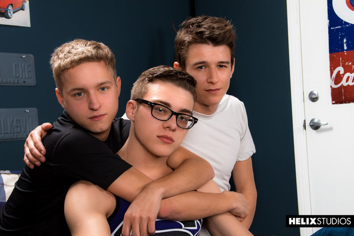 Twink Sarado Recebe Boquete Guloso de Nerd de Óculos - Foto 1