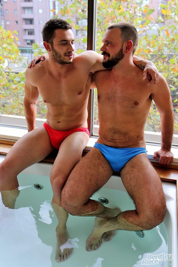 Chupando o pau gostoso do bombado - Foto 1