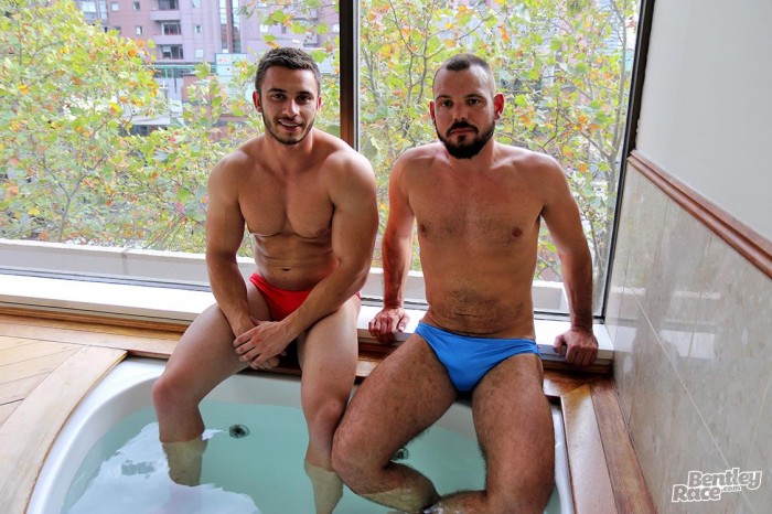 Chupando o pau gostoso do bombado - Foto 16