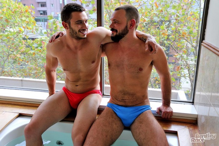 Chupando o pau gostoso do bombado - Foto 18