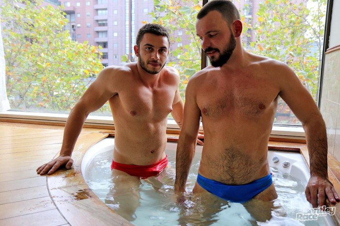 Chupando o pau gostoso do bombado - Foto 21